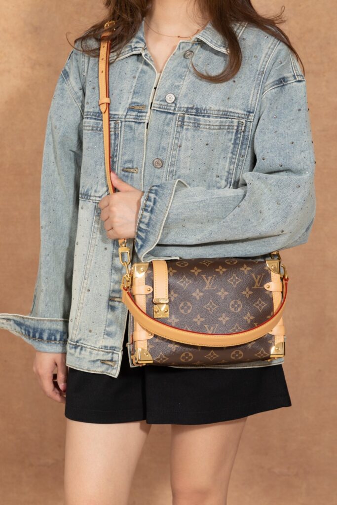 Bolsa Side Trunk MM em canvas Monogram 28