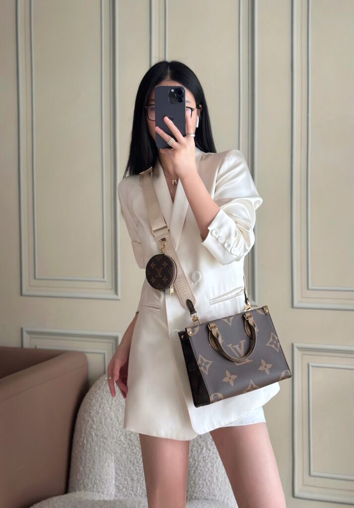 Bolsa Onthego PM em canvas Monogram Reverse 28
