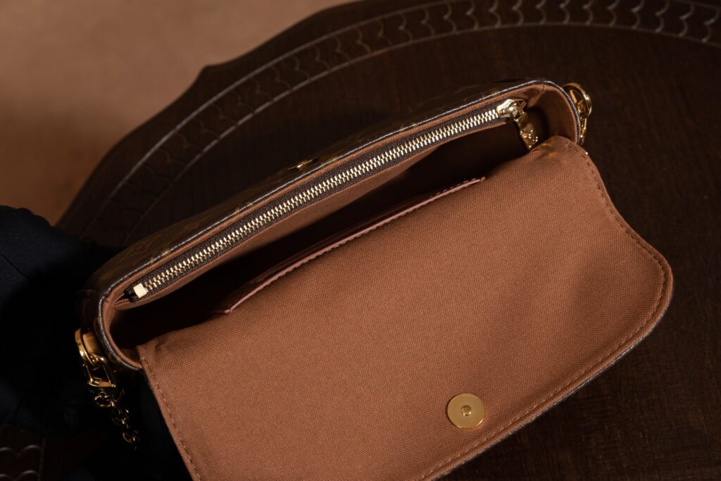 Bolsa Wallet on Chain Ivy em canvas Monogram 28