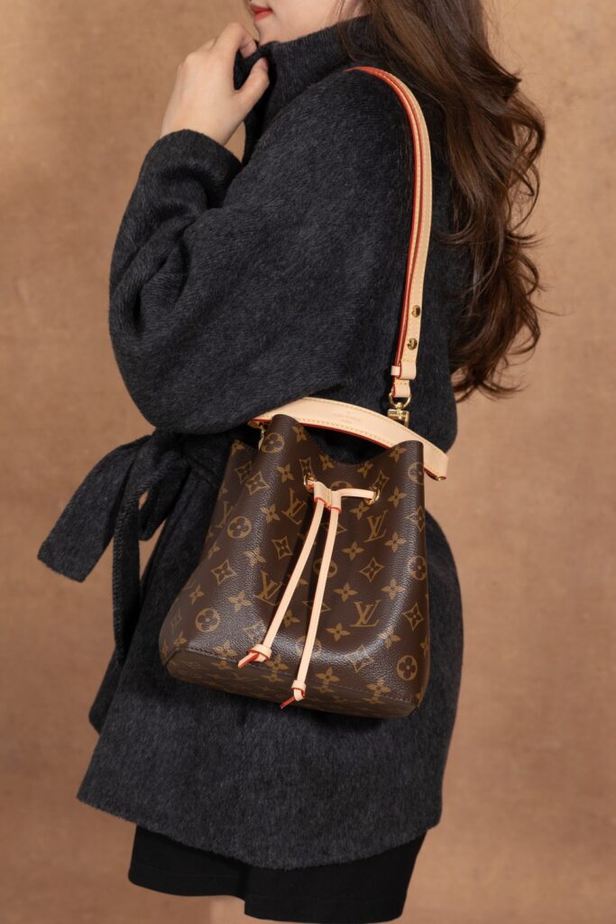 Bolsa Noe BB bucket em canvas Monogram 28