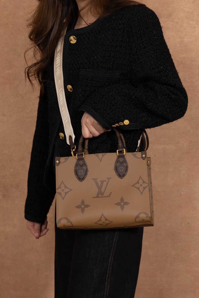 Bolsa Onthego PM em canvas Monogram Reverse 29