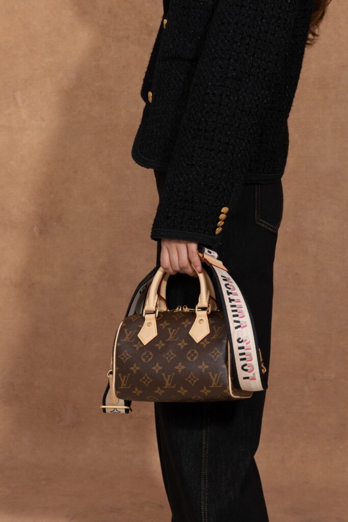 Bolsa Speedy Bandouliere 20 Monogram com alca larga 30
