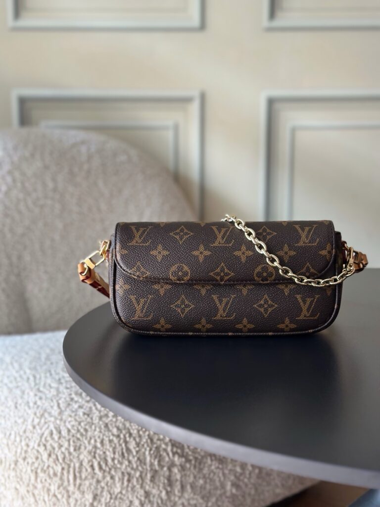 Bolsa Wallet on Chain Ivy em canvas Monogram duplicate 1