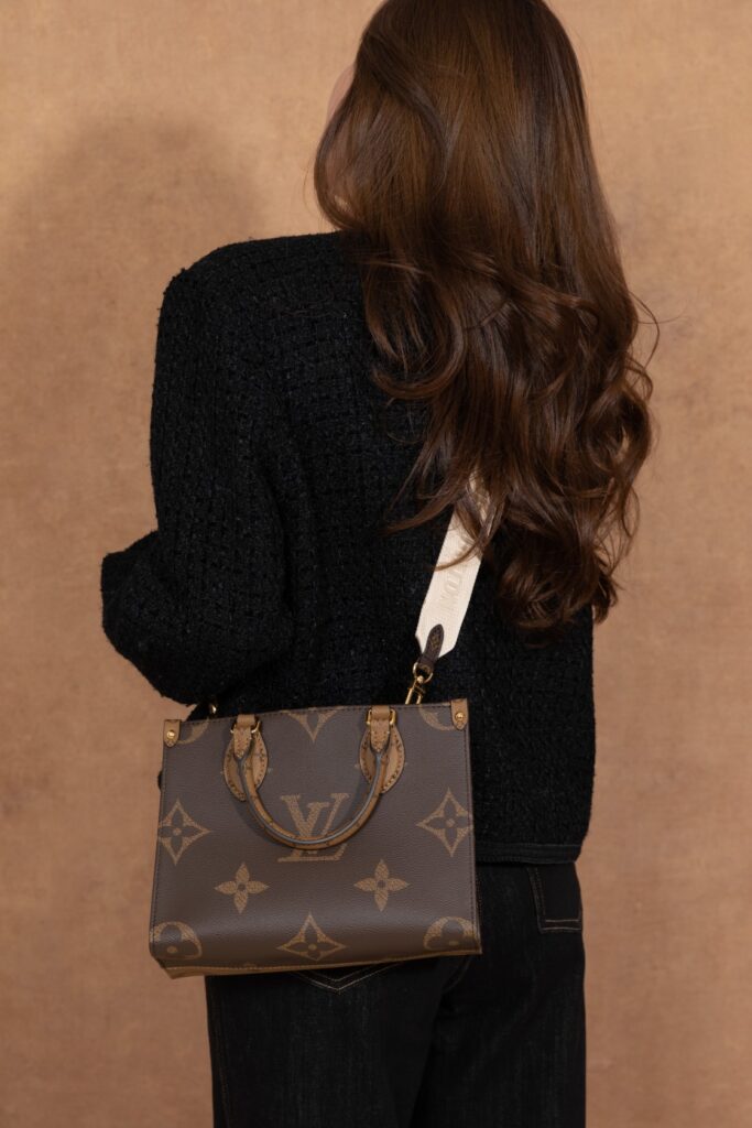 Bolsa Onthego PM em canvas Monogram Reverse 32