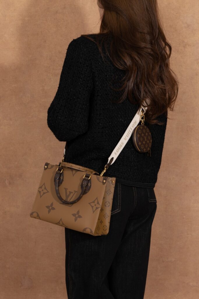 Bolsa Onthego PM em canvas Monogram Reverse 33