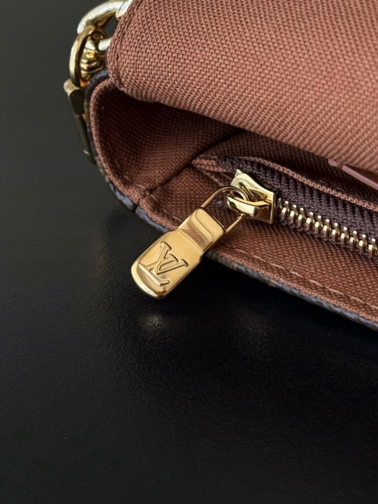 Bolsa Wallet on Chain Ivy em canvas Monogram 34