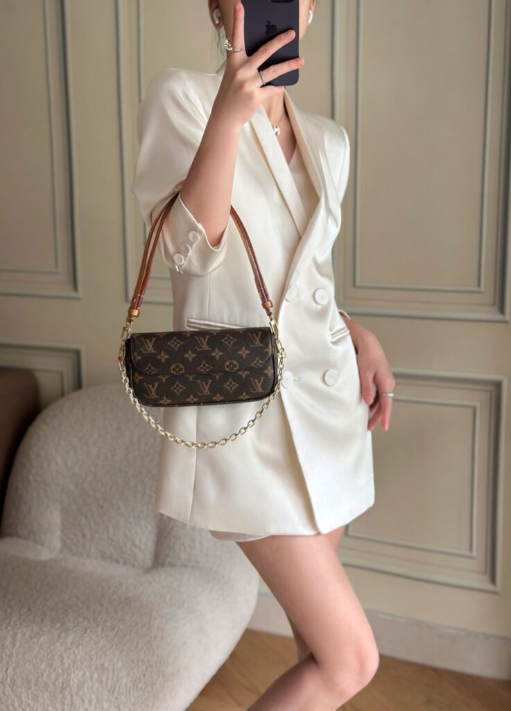 Bolsa Wallet on Chain Ivy em canvas Monogram 40