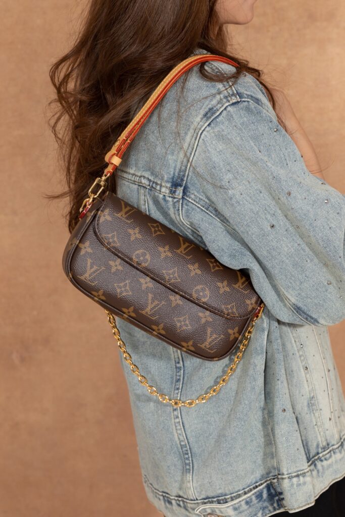 Bolsa Wallet on Chain Ivy em canvas Monogram 44