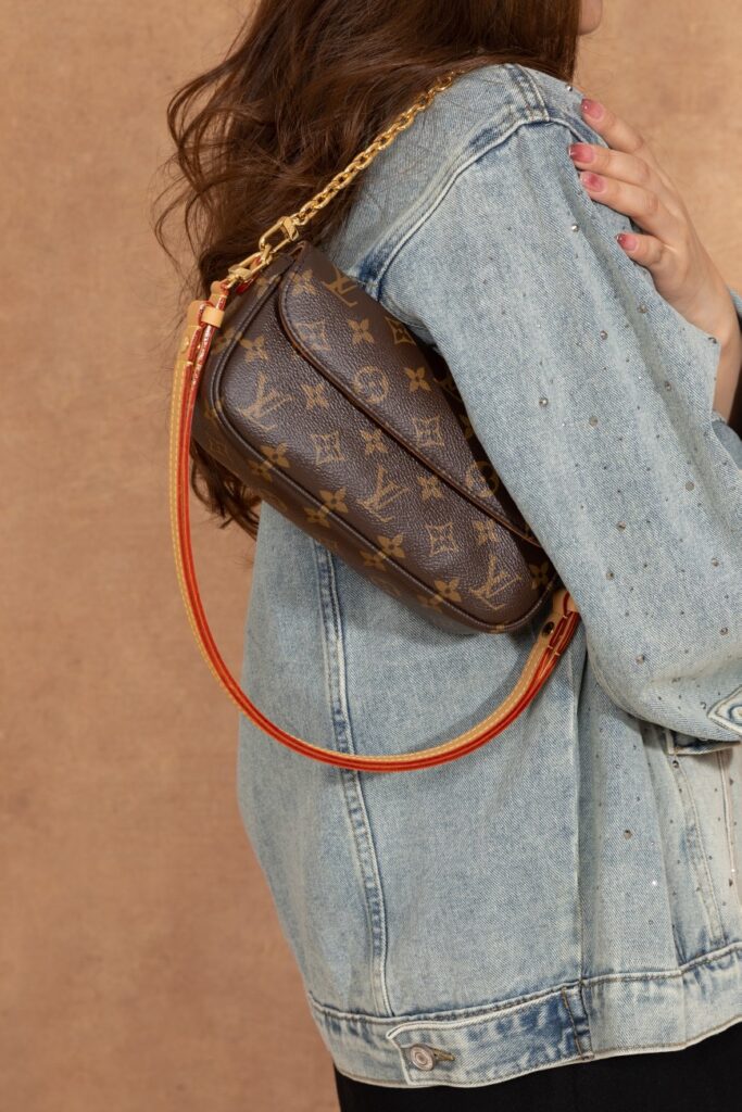 Bolsa Wallet on Chain Ivy em canvas Monogram 47