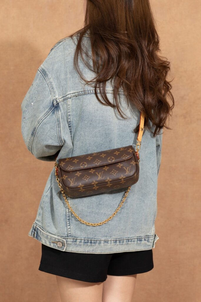 Bolsa Wallet on Chain Ivy em canvas Monogram 49