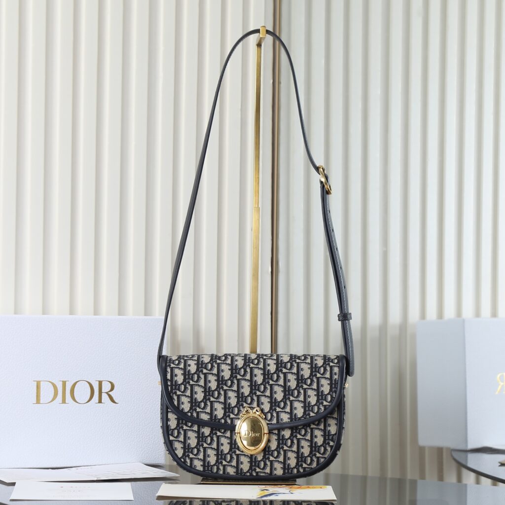 Bolsa Dior Saddle com ferragens douradas vintage 19