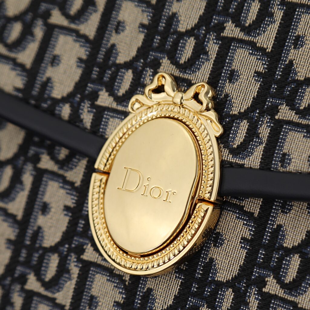 Bolsa Dior Saddle com ferragens douradas vintage 22