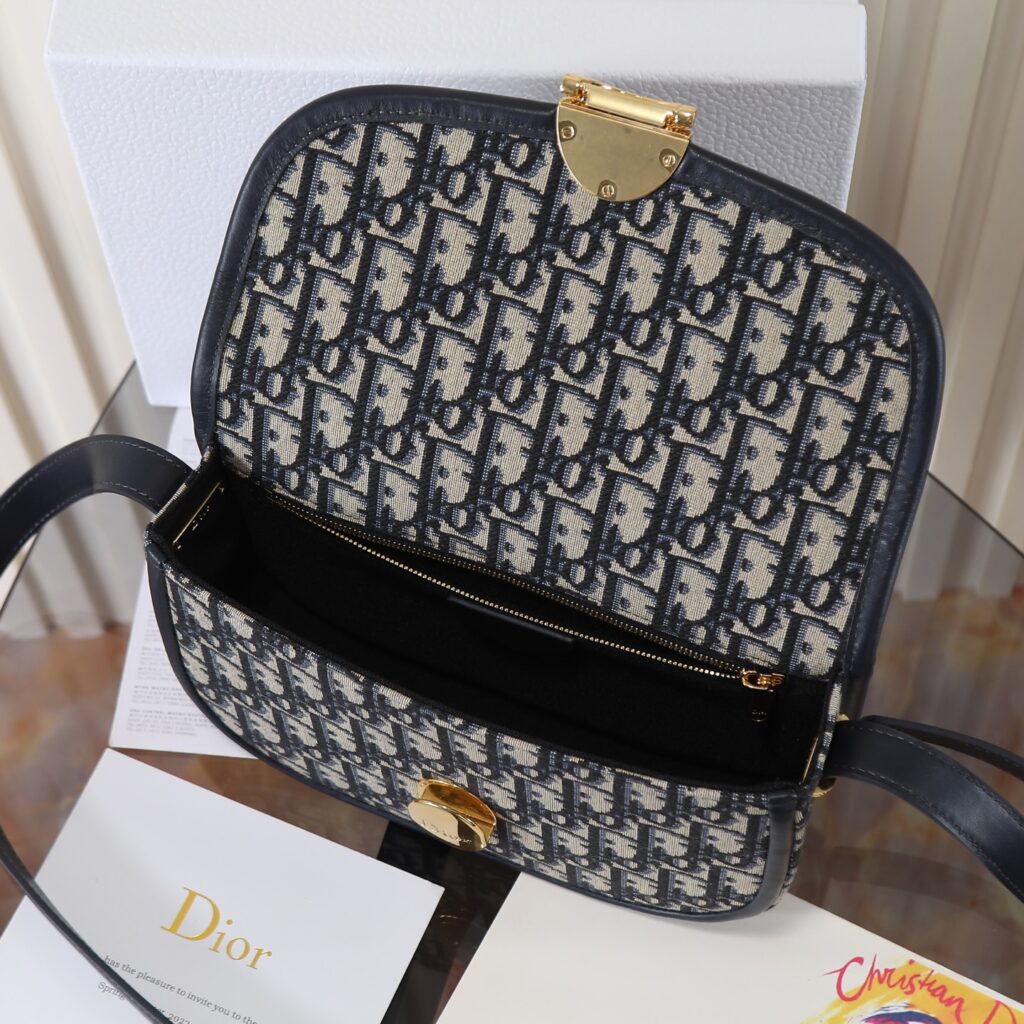 Bolsa Dior Saddle com ferragens douradas vintage 23
