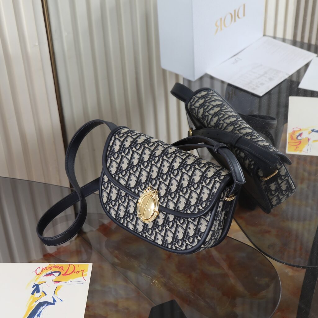 Bolsa Dior Saddle com ferragens douradas vintage 25