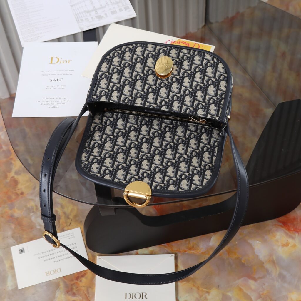 Bolsa Dior Saddle com ferragens douradas vintage 27