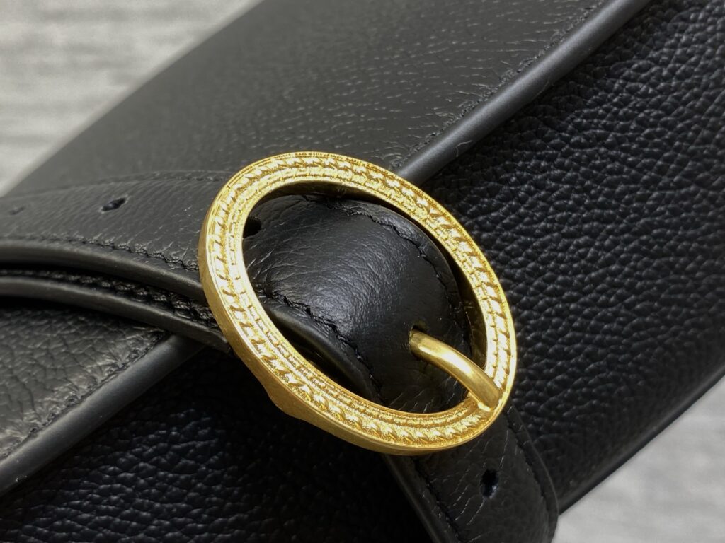 Bolsa Dior Saddle com ferragens douradas vintage 14
