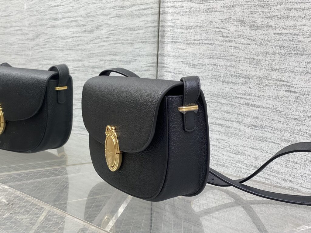 Bolsa Dior Saddle com ferragens douradas vintage 15