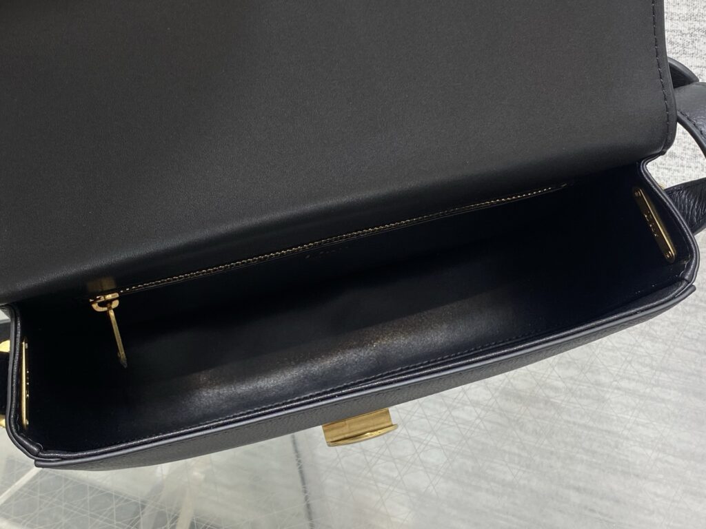 Bolsa Dior Saddle com ferragens douradas vintage 17