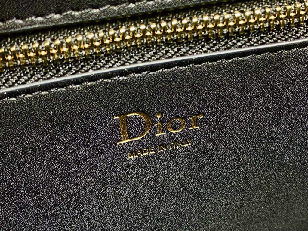 Bolsa Dior Saddle com ferragens douradas vintage 18
