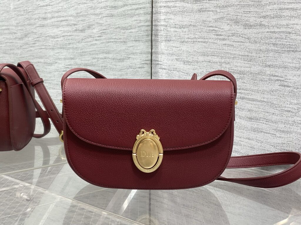 Bolsa Dior Saddle com ferragens douradas vintage 56