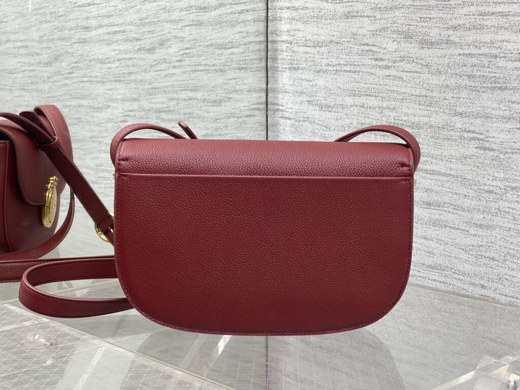 Bolsa Dior Saddle com ferragens douradas vintage 59