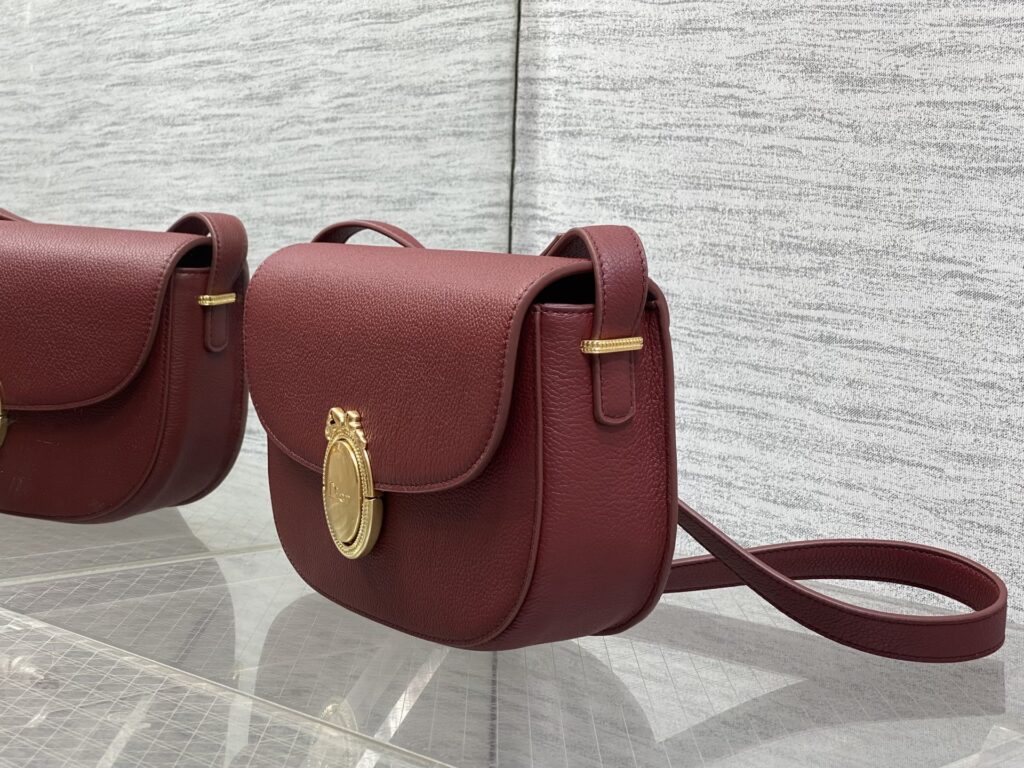 Bolsa Dior Saddle com ferragens douradas vintage 61