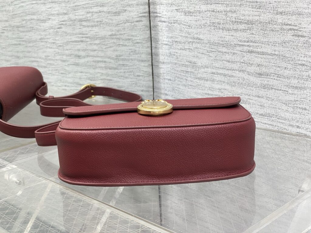Bolsa Dior Saddle com ferragens douradas vintage 62