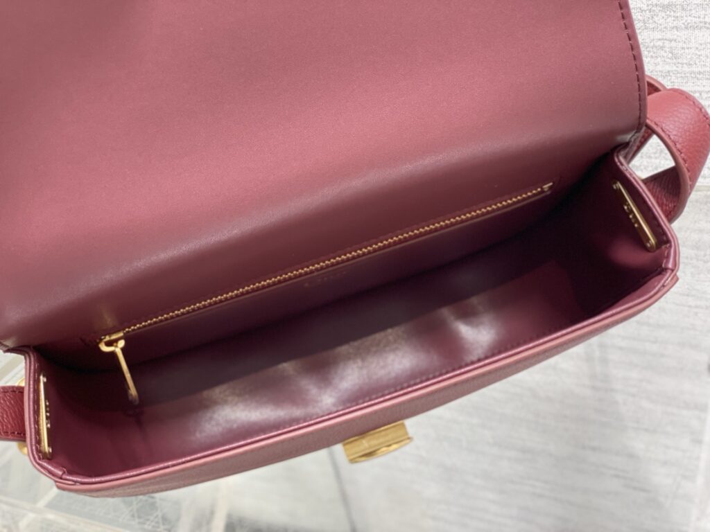 Bolsa Dior Saddle com ferragens douradas vintage 63