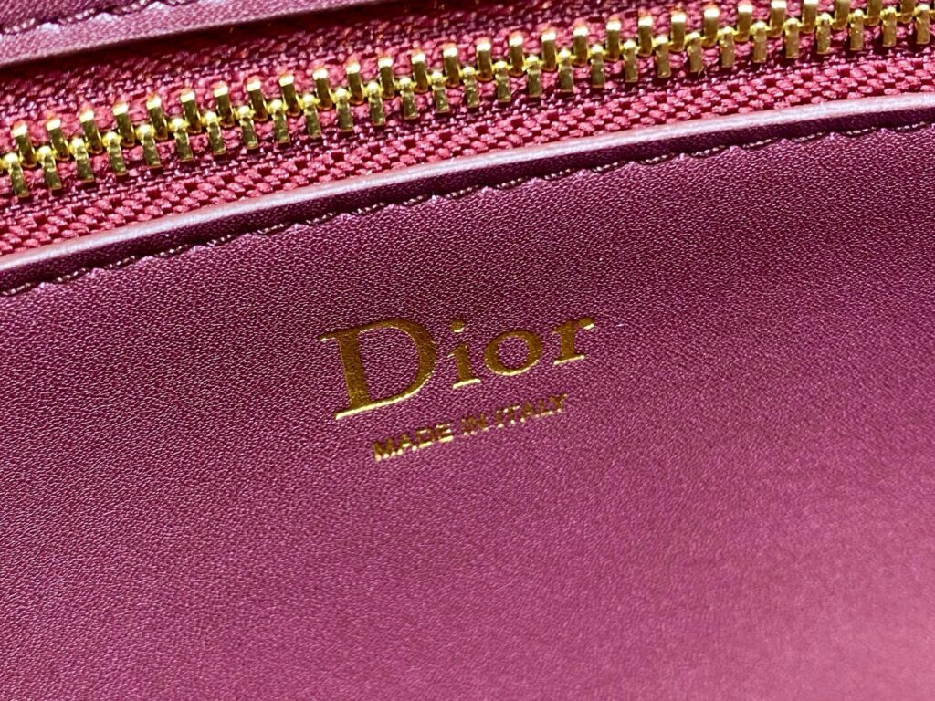 Bolsa Dior Saddle com ferragens douradas vintage 64