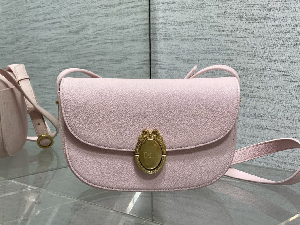Bolsa Dior Saddle com ferragens douradas vintage 46