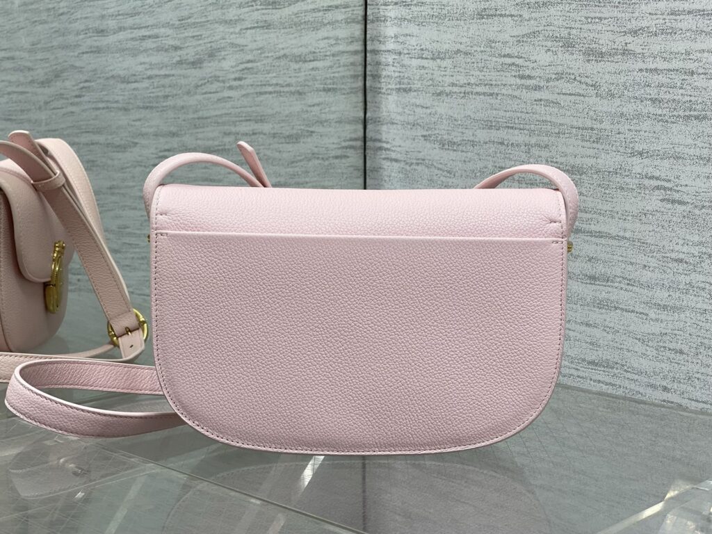 Bolsa Dior Saddle com ferragens douradas vintage 49