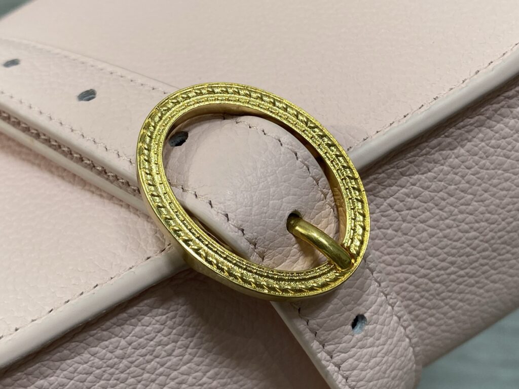 Bolsa Dior Saddle com ferragens douradas vintage 50