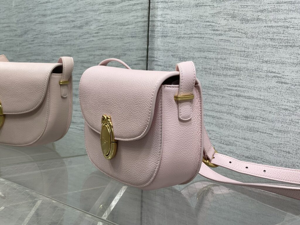 Bolsa Dior Saddle com ferragens douradas vintage 51