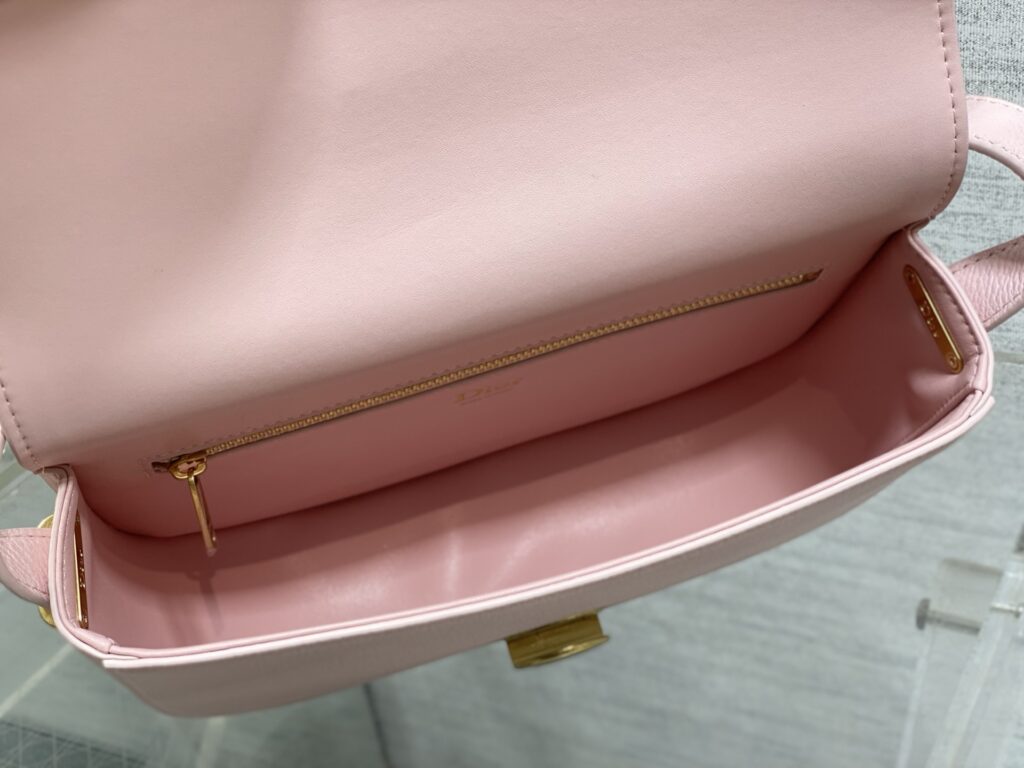 Bolsa Dior Saddle com ferragens douradas vintage 54