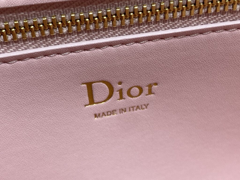 Bolsa Dior Saddle com ferragens douradas vintage 55