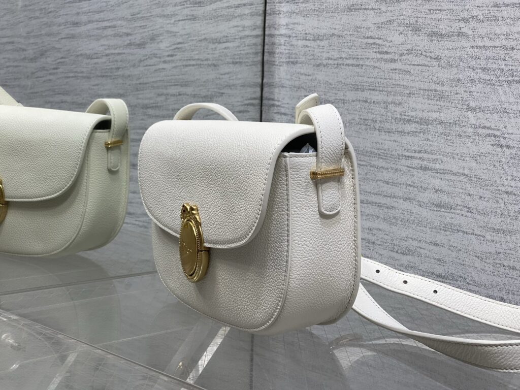 Bolsa Dior Saddle com ferragens douradas vintage 79