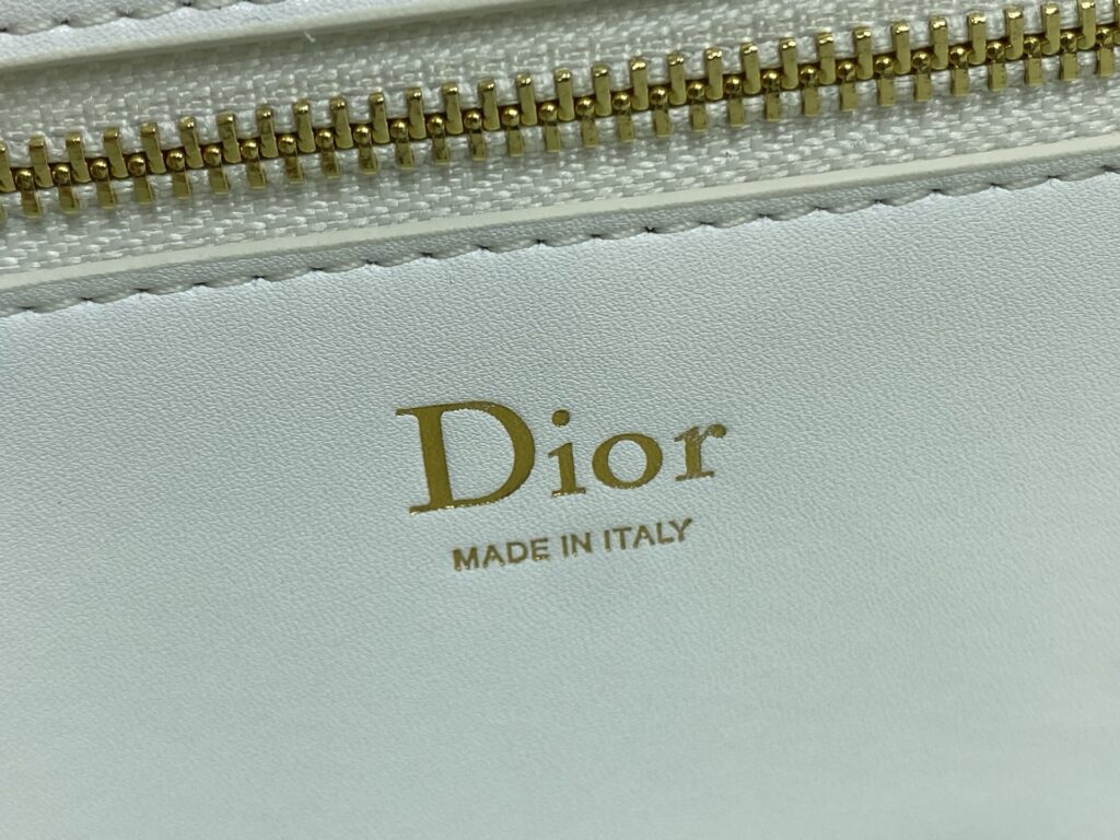 Bolsa Dior Saddle com ferragens douradas vintage 82
