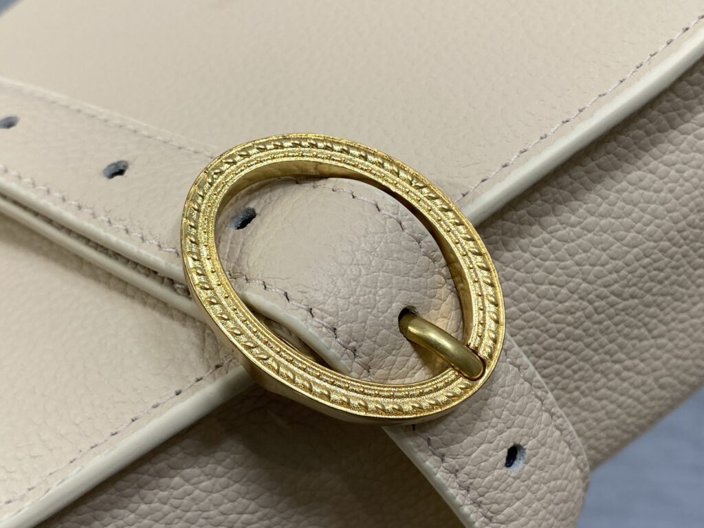Bolsa Dior Saddle com ferragens douradas vintage 5