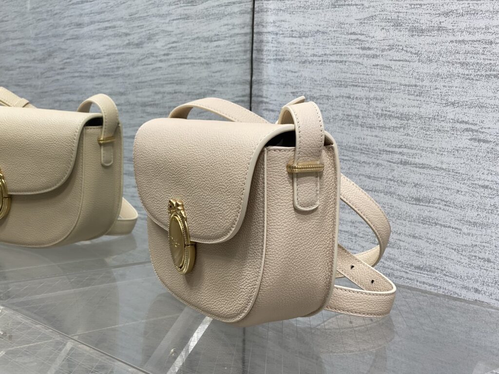 Bolsa Dior Saddle com ferragens douradas vintage 6