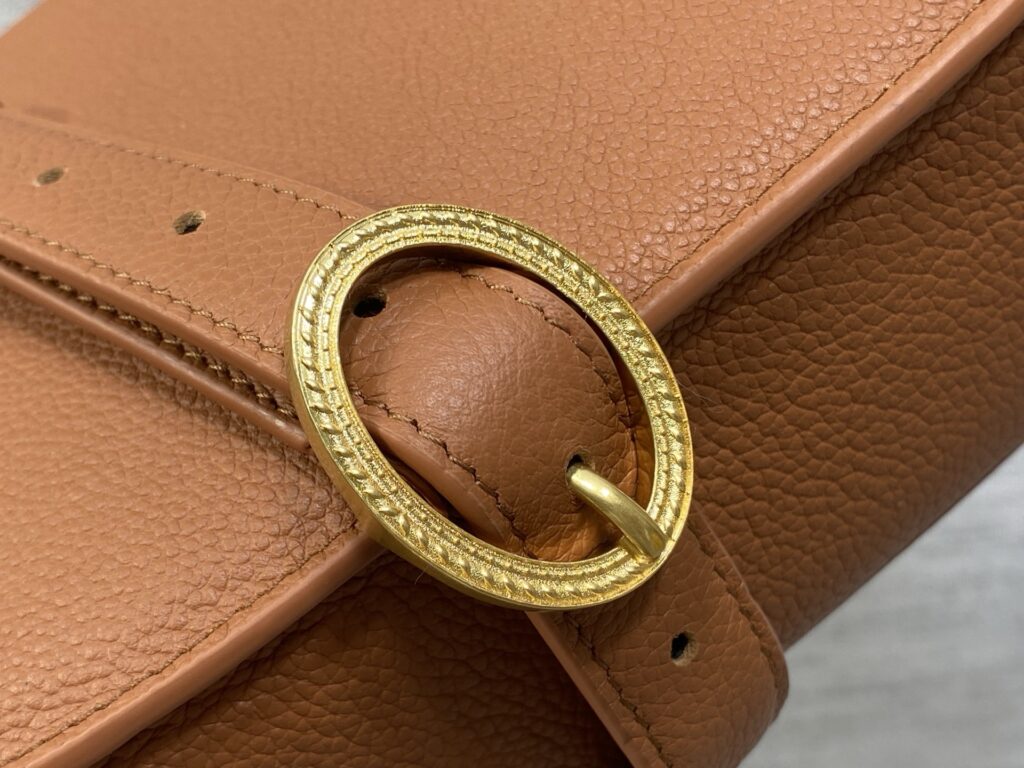 Bolsa Dior Saddle com ferragens douradas vintage 41