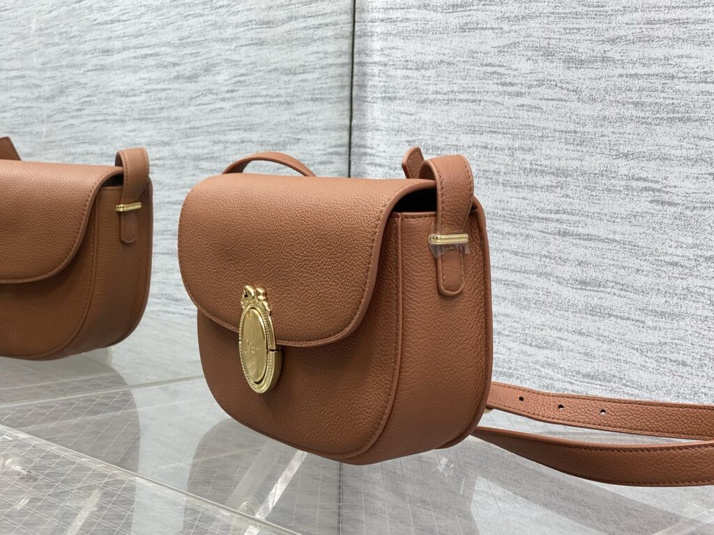 Bolsa Dior Saddle com ferragens douradas vintage 42