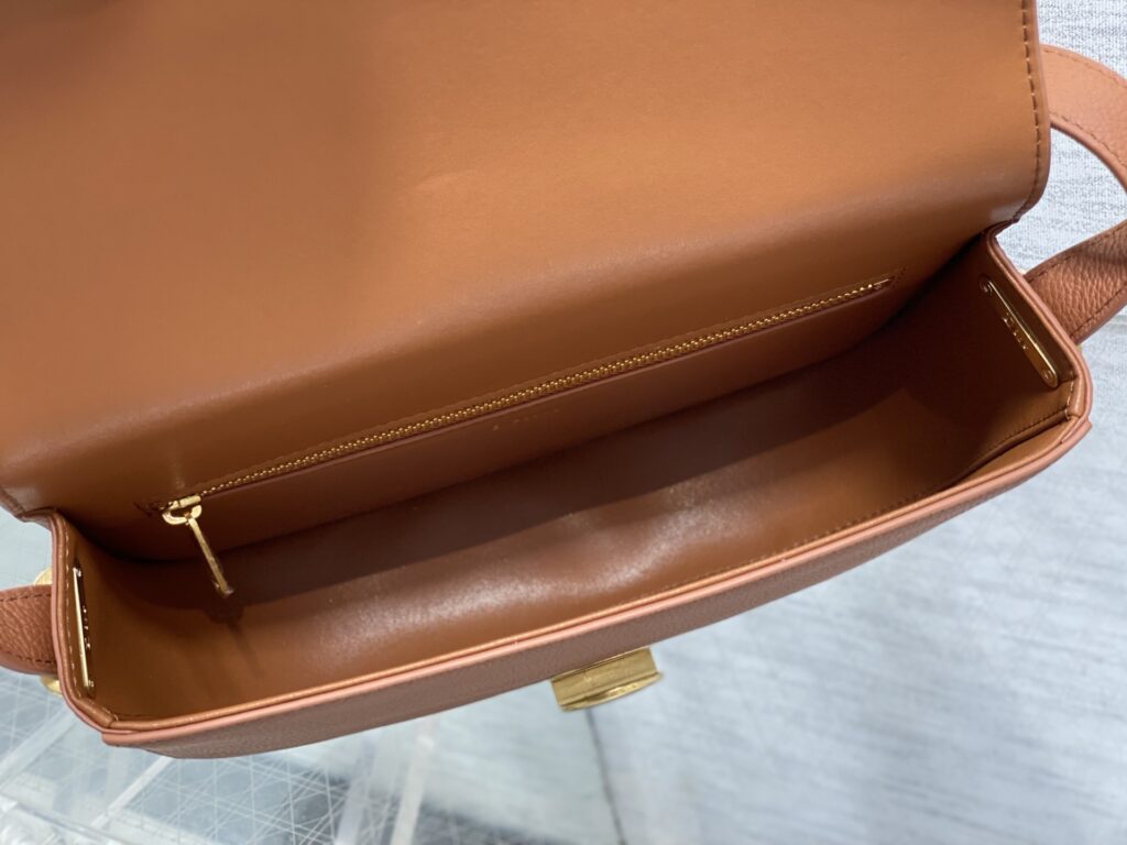 Bolsa Dior Saddle com ferragens douradas vintage 44