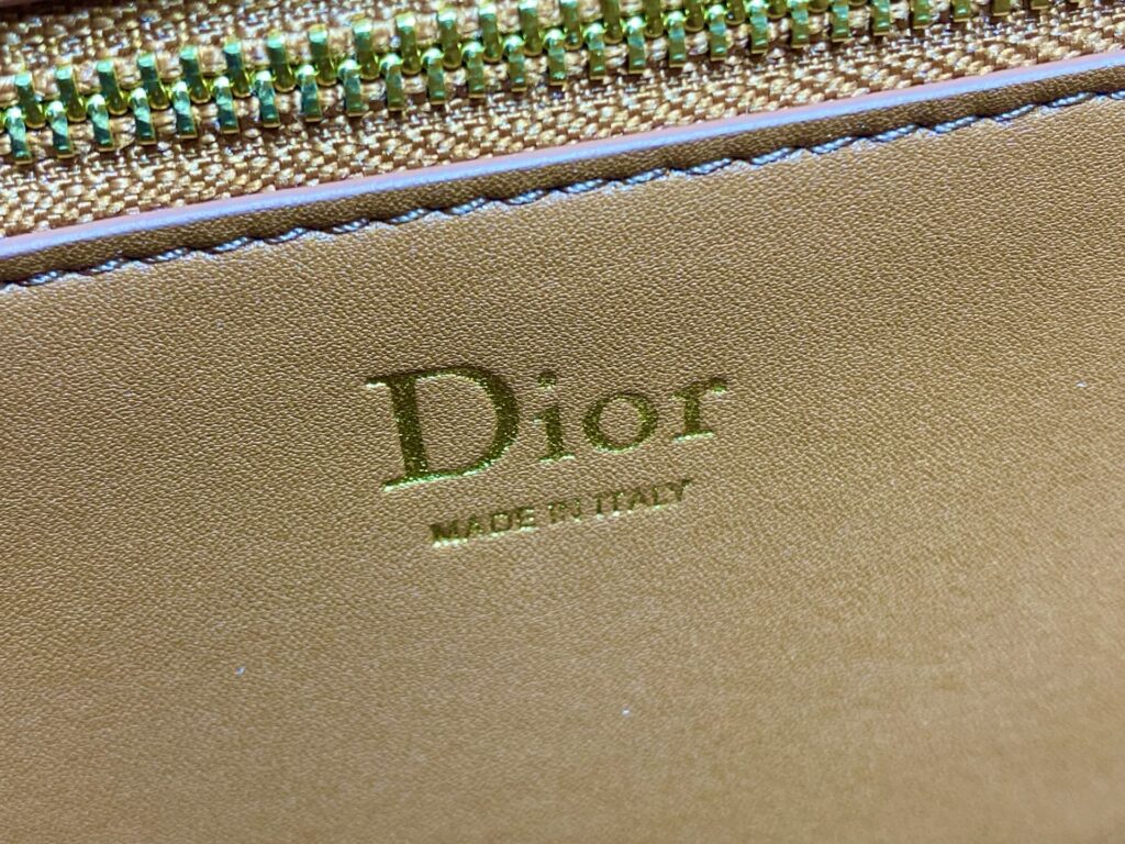 Bolsa Dior Saddle com ferragens douradas vintage 45