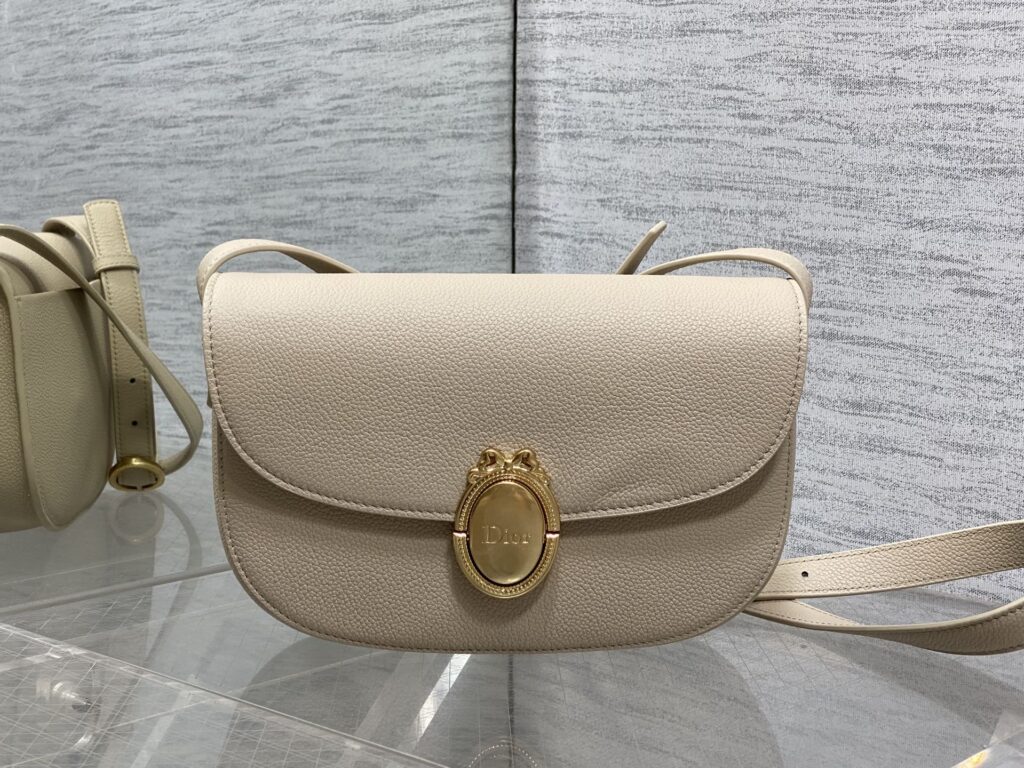 Bolsa Dior Saddle com ferragens douradas vintage 28