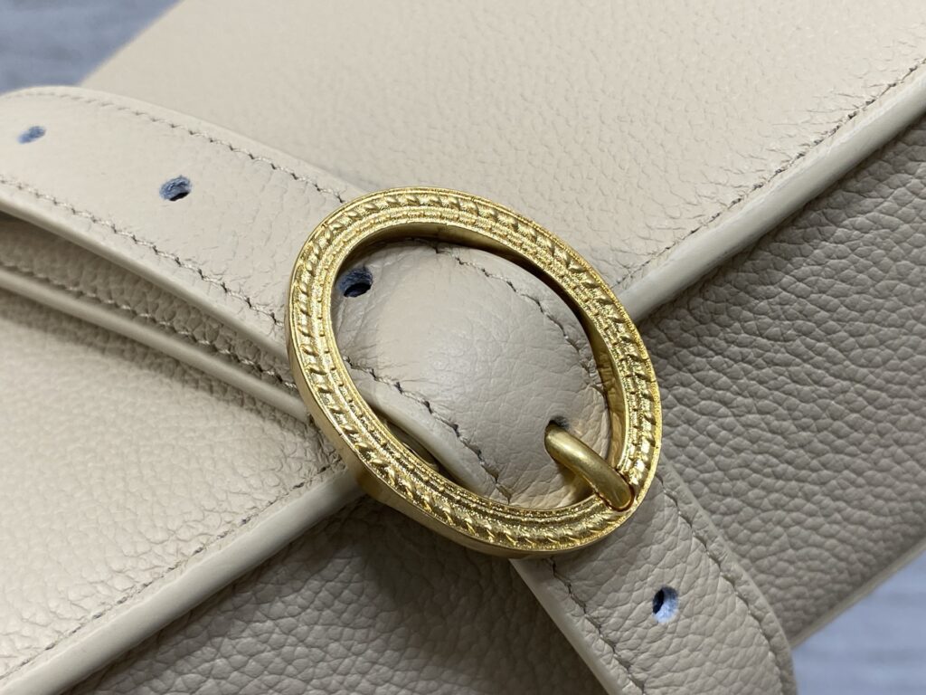 Bolsa Dior Saddle com ferragens douradas vintage 32