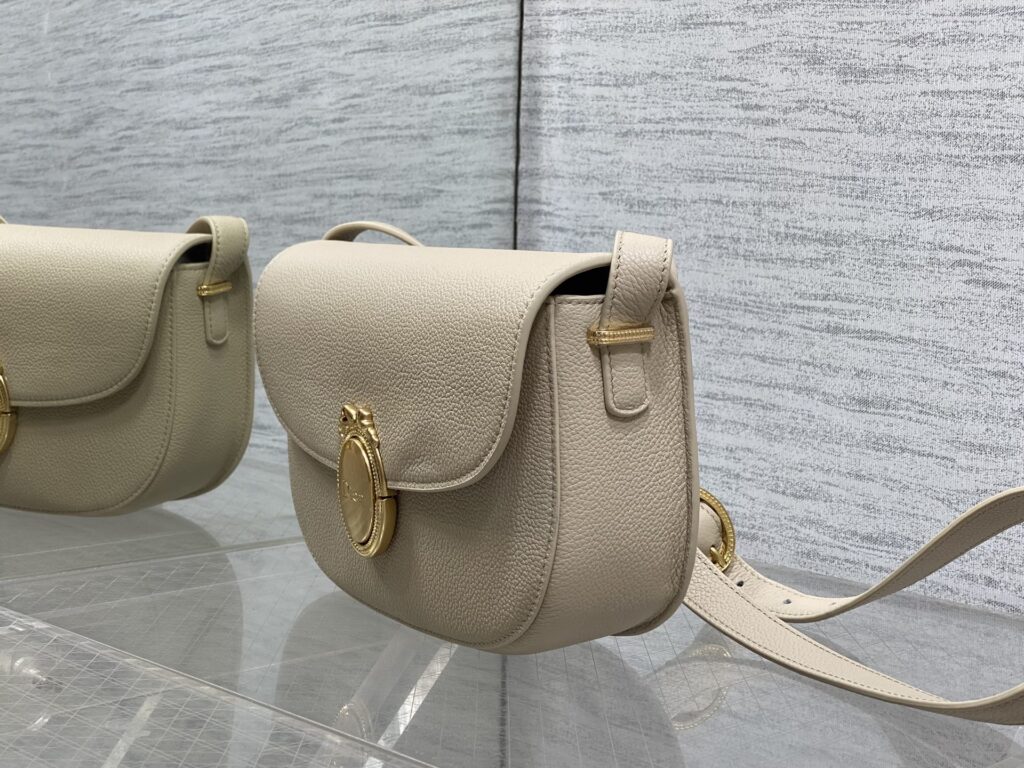 Bolsa Dior Saddle com ferragens douradas vintage 33