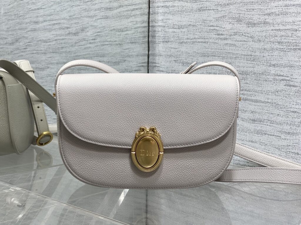 Bolsa Dior Saddle com ferragens douradas vintage 65