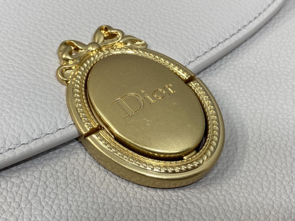 Bolsa Dior Saddle com ferragens douradas vintage 66