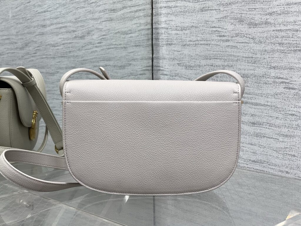 Bolsa Dior Saddle com ferragens douradas vintage 67