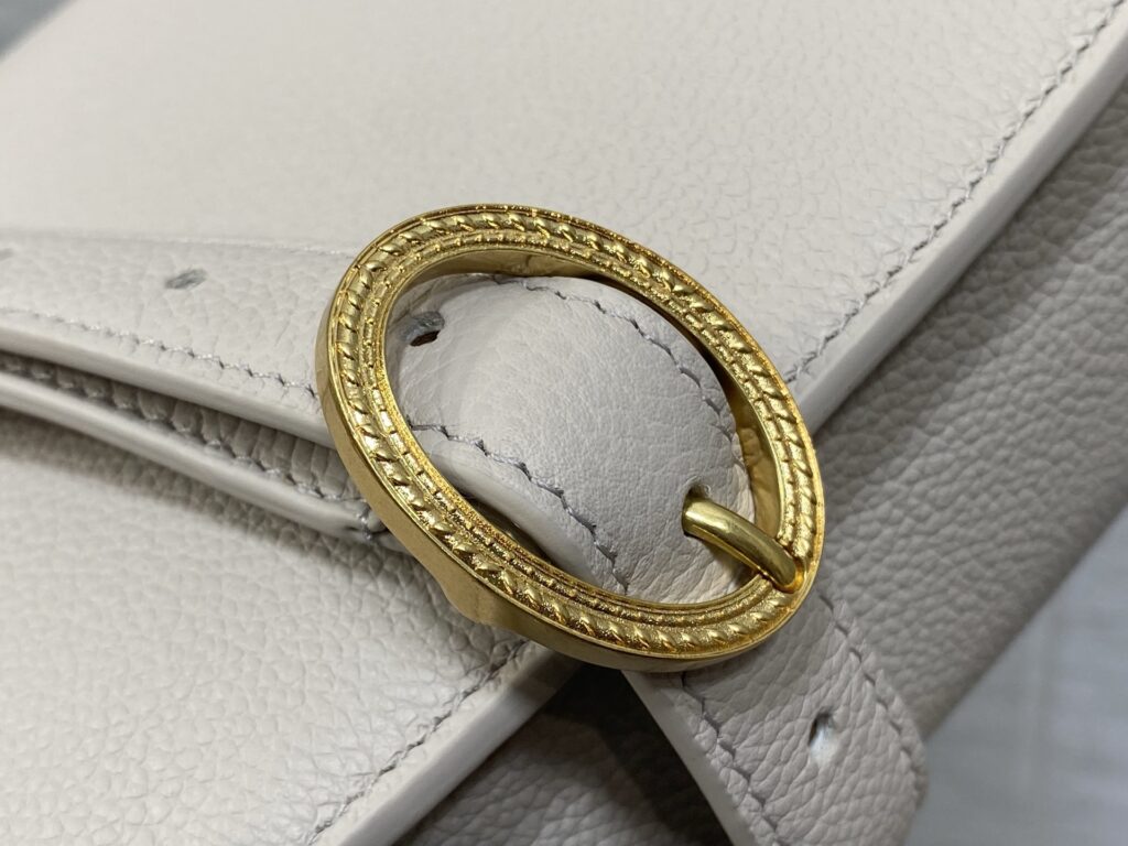 Bolsa Dior Saddle com ferragens douradas vintage 68